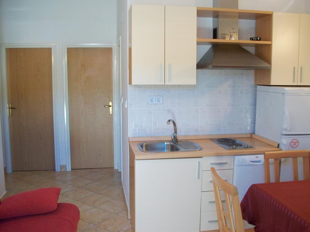 Apartments Luna Tisno Esterno foto