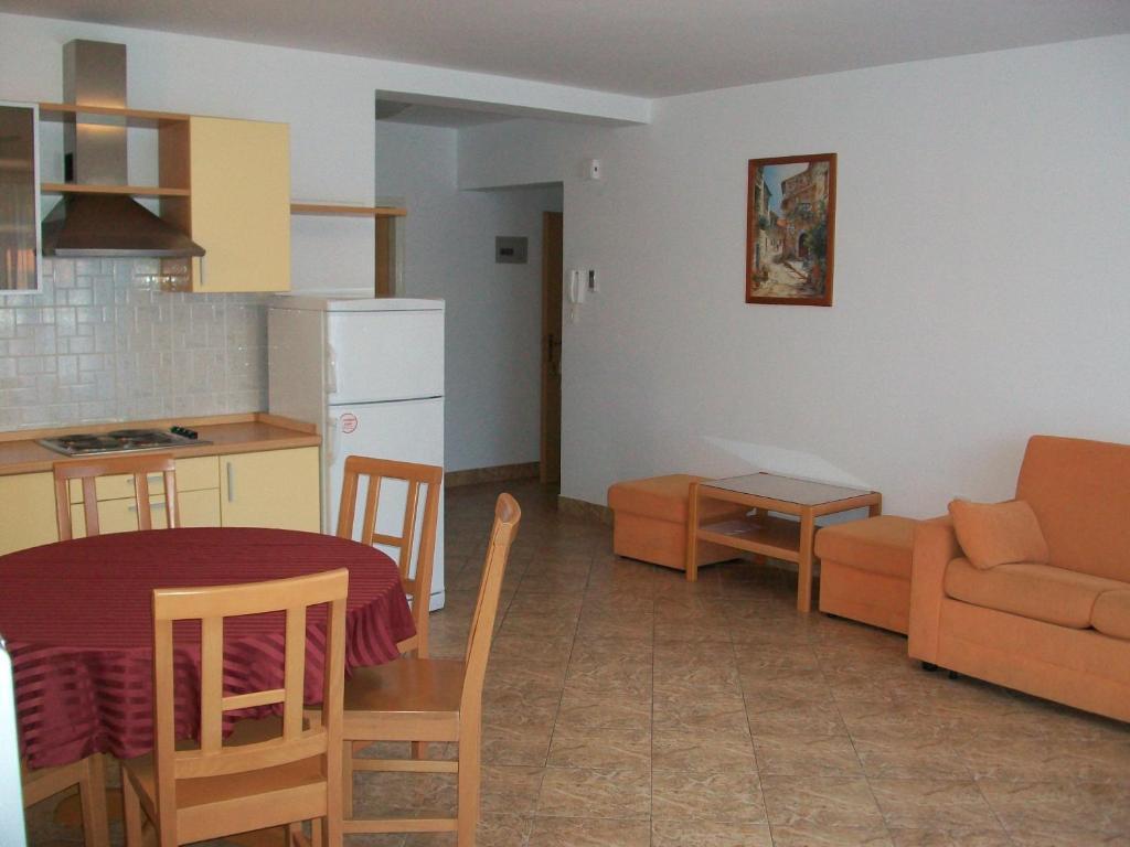 Apartments Luna Tisno Esterno foto